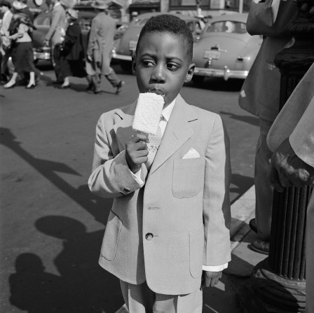 Vivian Maier garçon noir à la glace NY avril 1955.jpg, juin 2020