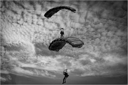 Vladimir Zotov parachute le voisin du dessus.jpg, nov. 2022