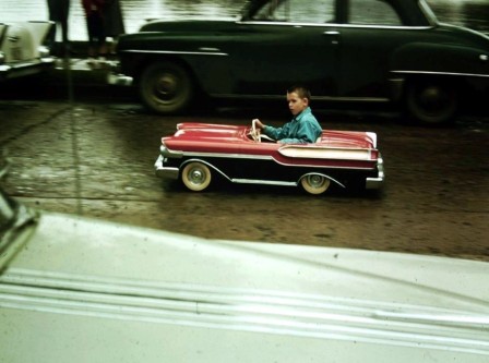 Voiture à pédales Mercury 1958 avec chauffeur.jpg, févr. 2023