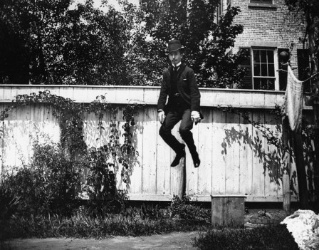 Wallace G. Levison the first ever jumping selfie New York City 1890.jpg, déc. 2020