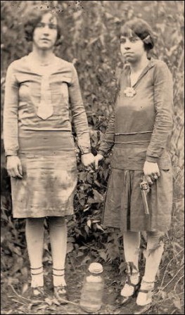 Women with handgun and jar of moonshine at Frozen, Calhoun bonjour les filles.jpg, janv. 2023