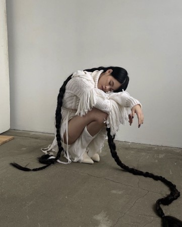 Yda Marina Eerrie designs cheveux longs nattes sur le sol elle avait dormi longtemps.jpg, juin 2023
