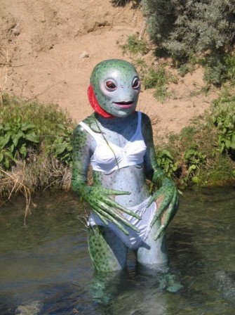 créature du lagon noir grenouille le matin elle lavait ses dessous à la rivière.jpg, avr. 2023