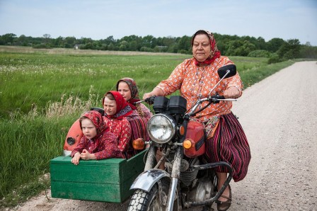 l'île de Kihnu avec une population de 300 habitants est l'un des derniers bastions du matriarcat au monde moto.jpg, sept. 2021