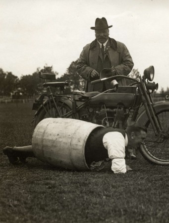 les vacances de Diogène de Sinope 1900s tonneau moto.jpg, fév. 2021