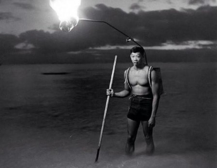 pêche au harpon traditionnelle à Hawaï était pratiquée dans les eaux peu profondes et la nuit années 1940.jpg, janv. 2021