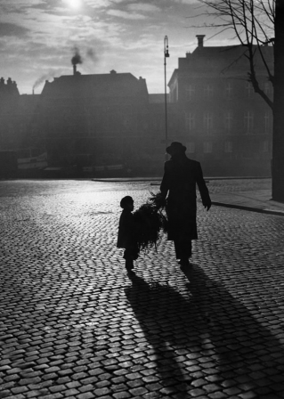 silhouette of father and son walking down the street in the dark with just bought Christmas tree, 1949, le sapin de noel.png, nov. 2020