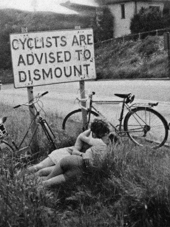 vélo il est conseillé aux cyclistes de descendre en général les cyclistes respectent la signalisation routière.jpg, avr. 2023