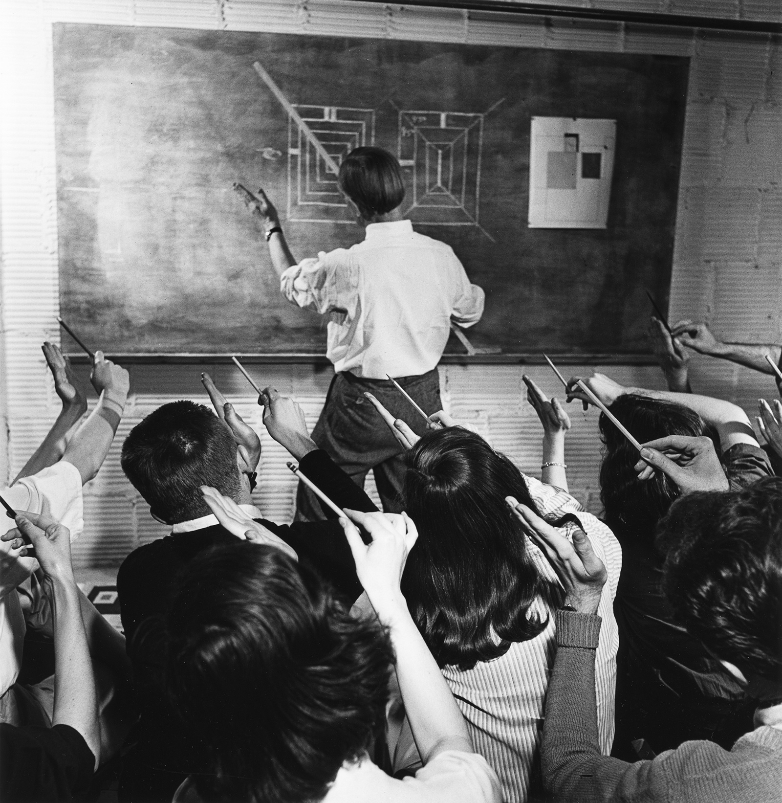 Josef Albers instructing a class at Black Mountain College North Carolina.jpg, avr. 2020