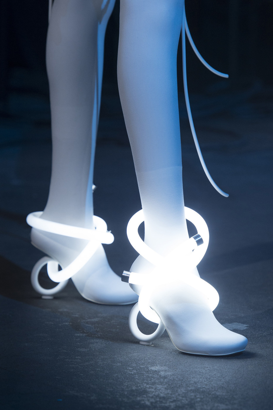 https://www.yves.brette.biz/public/photo_2/Nicholas_Kirkwood_at_London_Fashion_Week_Spring_2019_la_nuit_etait_tombee.jpg