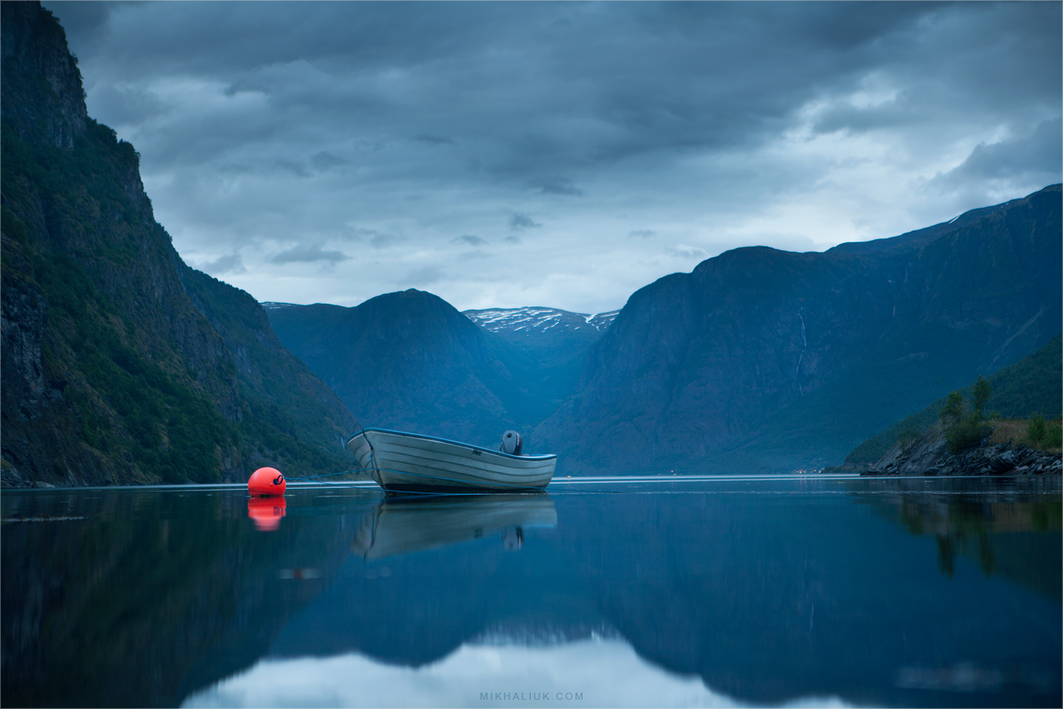 Путешествуем на лодке. Норвегия фьорды яхта пейзаж. Норвегия фьорды лодка. Озеро Брайес Италия лодка. Озеро в Норвегии Фьорд.