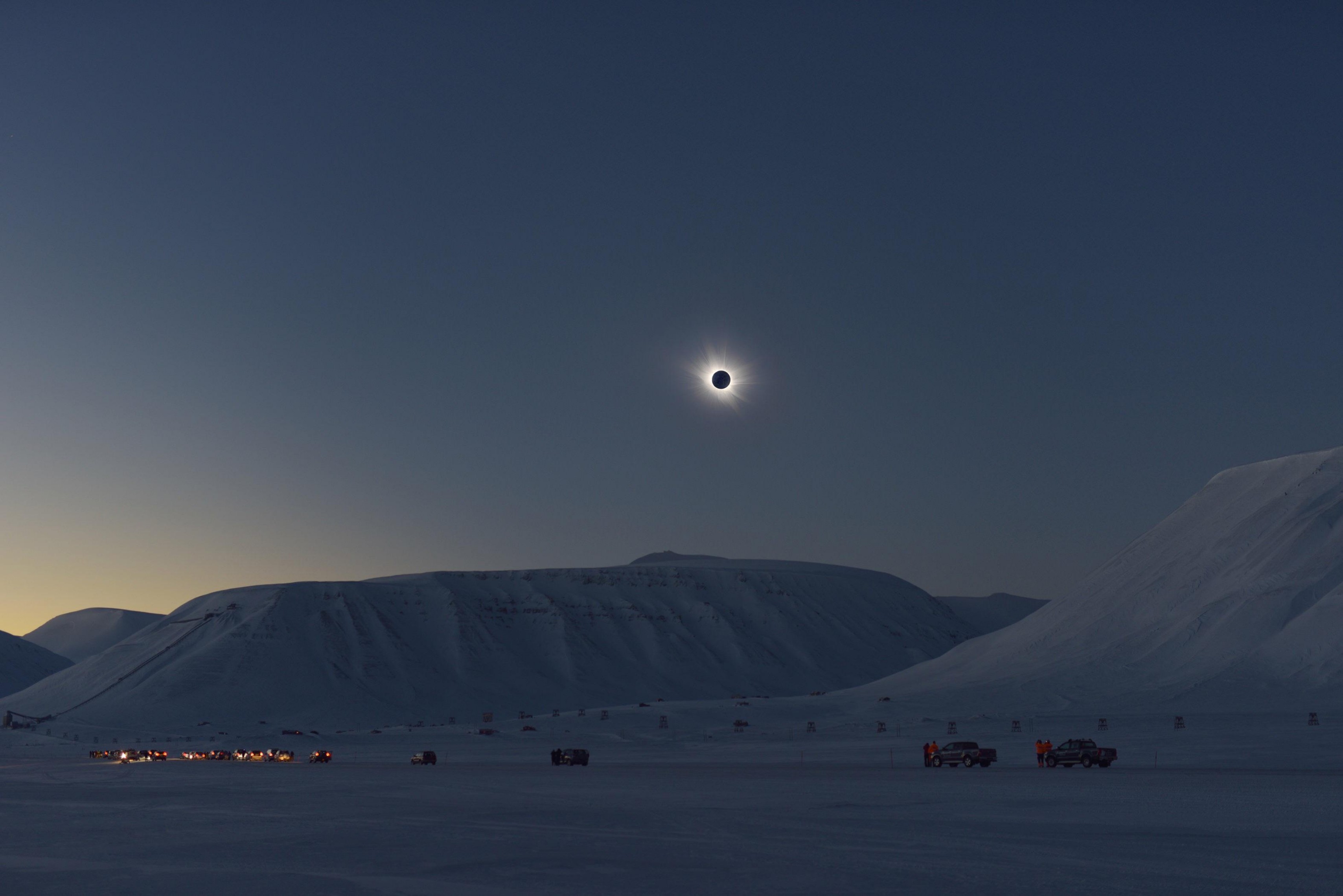 Полярный круг луна. Солнечное затмение в Арктике. Шпицберген Северное сияние. Новолазаревская станция в Антарктиде. Солнечное затмение в Антарктиде.