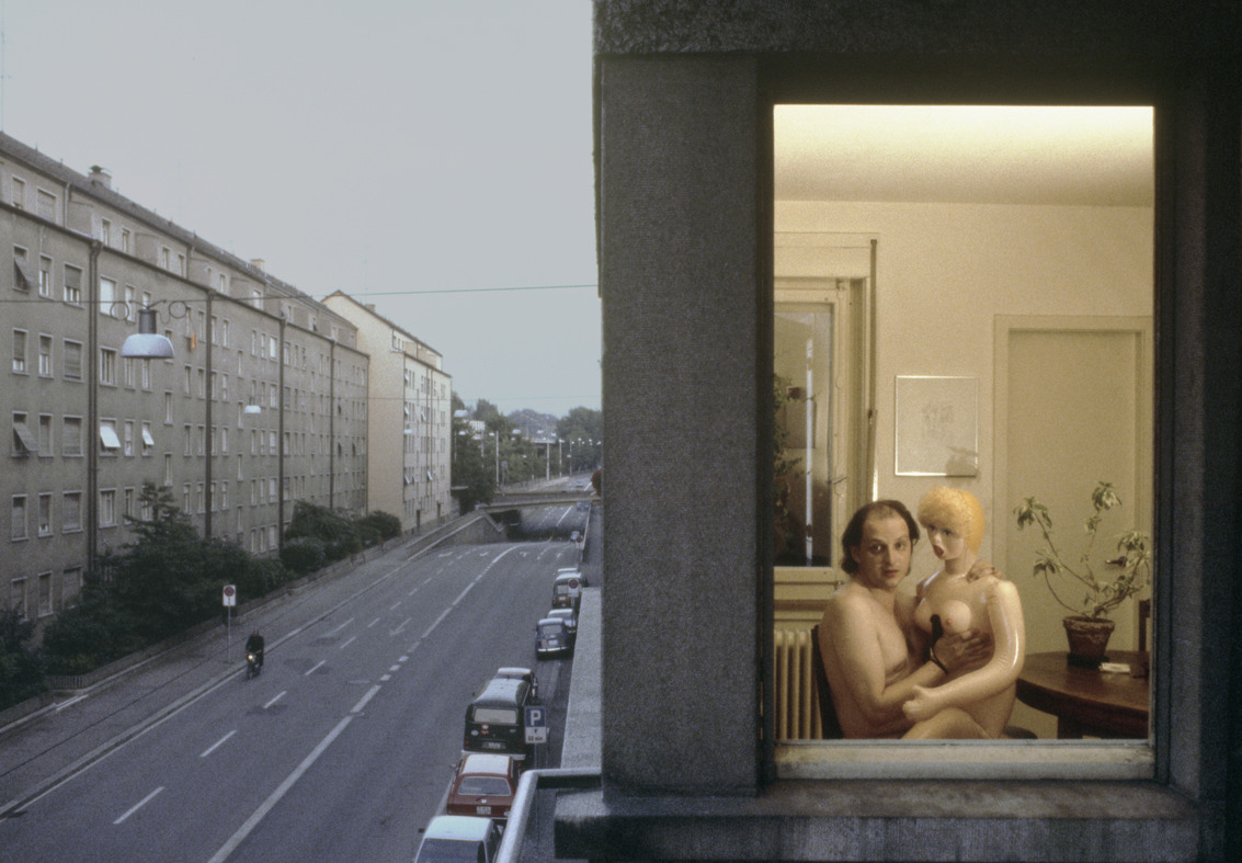 https://www.yves.brette.biz/public/photo_2/Urs_Luthi_Reisender_in_Sachen_Liebe_1980_poupee_rester_a_la_maison.jpg