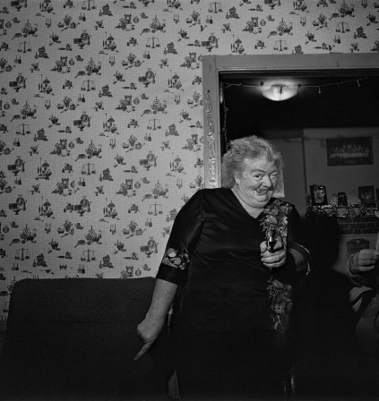 A Sabatine Christmas, Martins Creek, PA, Photo by Larry Fink, 1983 mort viser les farces de ma mère maman ne me tues pas