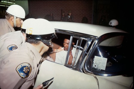 A police bullet penetrated the windshield of the car but missed the driver, who ignored police calls to stop, 1965 © The LIFE Picture Collection. Image by Co Rentmeester contrôle de police homme noir