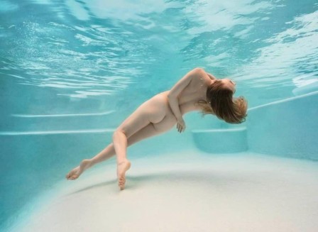 Alex Sher. Underwater Nude, 2022 Madame flotte Alain Bashung piscine