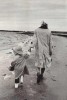 Alfred Eisenstaedt. et la mer efface sur le sable les pas des parents désunis
