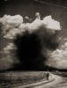Alfred Eisenstaedt - Man walking down dirt road as sky fills with dark coulds, 1943 et puis j'avais mis toutes mes données dans le cloud