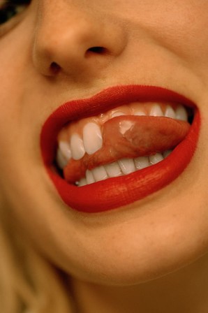 Amanda Charchian la langue entre les dents de la chance