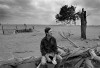 Andrew Chapman. Charlie Farrar faces into the wind at Mossgiel station’s graveyard, New South Wales, Australia faire face au vent