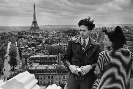 At the top of the Arc de Triomphe in Paris, Photo by Sam Falk, 1953 vent cheveux une ville qui décoiffe