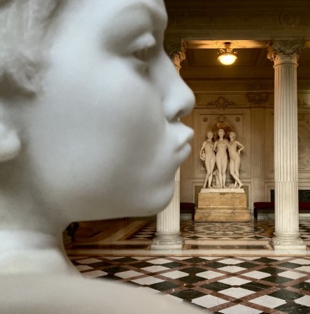 Auguliette vestibule de l'Hôtel Cail, mairie du 8e arrondissement de Paris, sculpture du groupe de trois femmes en marbre de Paul Richer (1913) évoquant les trois Grâces  il y a toujours des gens jaloux de la beauté