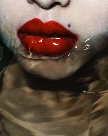 Beauty Papers 8  ph. Mert and Marcus bouche dans l'eau waterproof la soif de preuves