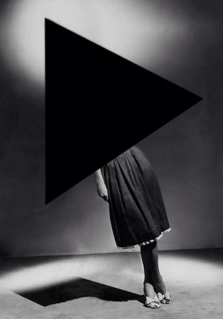 Black and white surrealism by Noe Sendas triangle du haut de cette pyramide une femme vous contemple