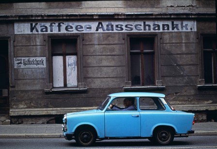 Blue Traband in Prenzlauer Berg district East Berlin 1975 c'est une voiture bleue accrochée dans le passé.jpg, févr. 2024