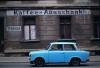 Blue Traband in Prenzlauer Berg district East Berlin 1975 c'est une voiture bleue accrochée dans le passé.jpg, févr. 2024