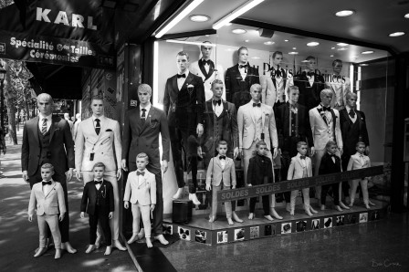 Bob Cronk Everyone is dressed . No one is going Paris France costume bien habillé pour la rentrée