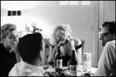 Bruce Davidson Yves Montand regarde Marilyn Monroe qui regarde Arthur Miller qui regarde Simone Signoret qui regarde Yves Montand