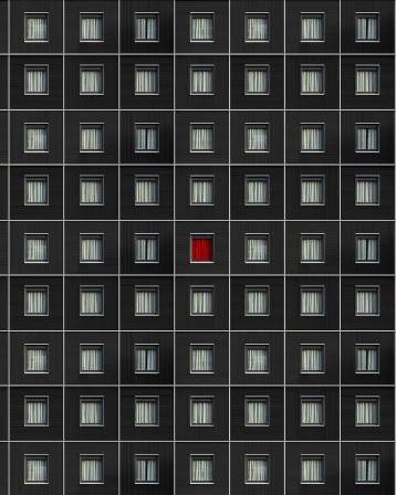 sur une façade noire où toutes les fenêtres ont des rideaux gris, une a des rideaux rouges