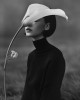 une femme à l'ombre d'un Zantedeschia aethiopica (arum