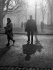 Champs Elysees, Paris, Photo by Todd Webb, 1950 police gardien de la paix dans la brume