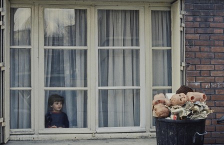Chardenoux, Marie B. (photographe). Diapositives Fonds C'était Paris en 1970. Photographies carrés 523 à 720 Noël recycler les restes de l'année dernière têtes de poupées dans une poubelle