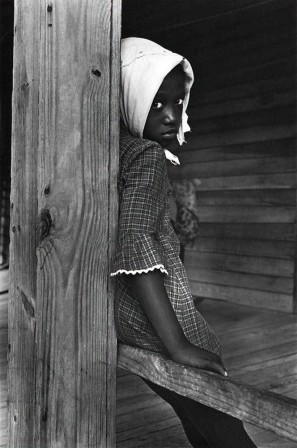 Chester Higgins Jr. Porche d'entrée, Alabama, 1967 fille noire le petit chaperon blanc