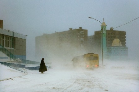 en Sibérie, une personne voit le bus disparaître dans un brouillard de neige