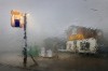 la vision floue d'une station d'essence à travers la vitre d'une voiture noyée sous la pluie
