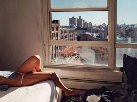 Christopher Anderson. Marion on bed, Brooklyn, NY , 2009 alors on pose pour Edward Hopper