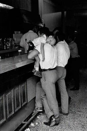 Cristobal Hara. At a bar. Spain, 1970 le fils du buveur de bière
