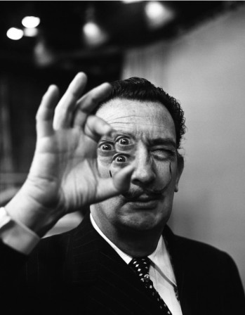 Dali with lens backstage at the CBS Morning Show NYC Photo by Philippe Halsman 1959 oeil.jpg, janv. 2024