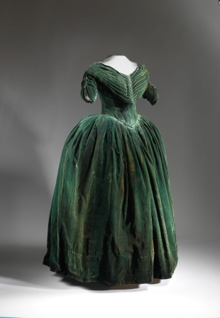Dark green velvet dinner gown 1845-1849 worn by Sarah Polk photography Bruce White White House Historical Association robe végétale de soirée.jpg, janv. 2024