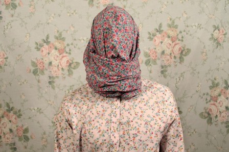 Delaney Allen Hidden self portrait soir foulard.jpg, janv. 2024
