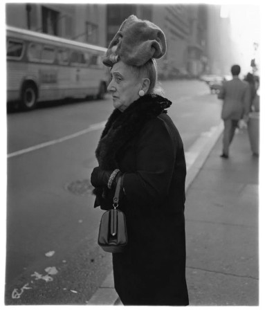 Diane Arbus Woman in a floppy hat, N.Y.C., 1971 la femme au chapeau mou pour qui sont ces aliens qui sifflent sur nos têtes