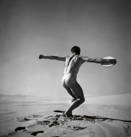 Discus Thrower, Cronulla Beach, South Sydney, Australia, Photo by Max Dupain, c. 1937 jeux olympiques lancer de disque sport athlétisme nu