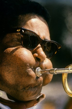 Dizzy Gillespie trompette le visage des musiciens