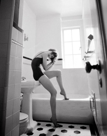 Dominique Issermann Milla Jovovich 2003  agent immobilier la salle de bain