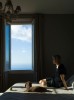 Elina Brotherus femme et chien sur un lit la fenêtre ouverte sur la mer