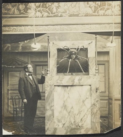 Emmy Hennings incarnant le personnage mythologique d'Arachne (la femme-araignée) sur scène vers 1915